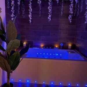 Nuevo jacuzzi de última generación, diseñado para una experiencia de relajación profunda. Cuenta con cromoterapia integrada, 37 jets de hidromasaje estratégicamente distribuidos, mayor amplitud y comodidad, y cabezales ergonómicos que favorecen el descanso cervical. Un espacio pensado para liberar tensiones, estimular los sentidos y elevar tu bienestar a otro nivel.